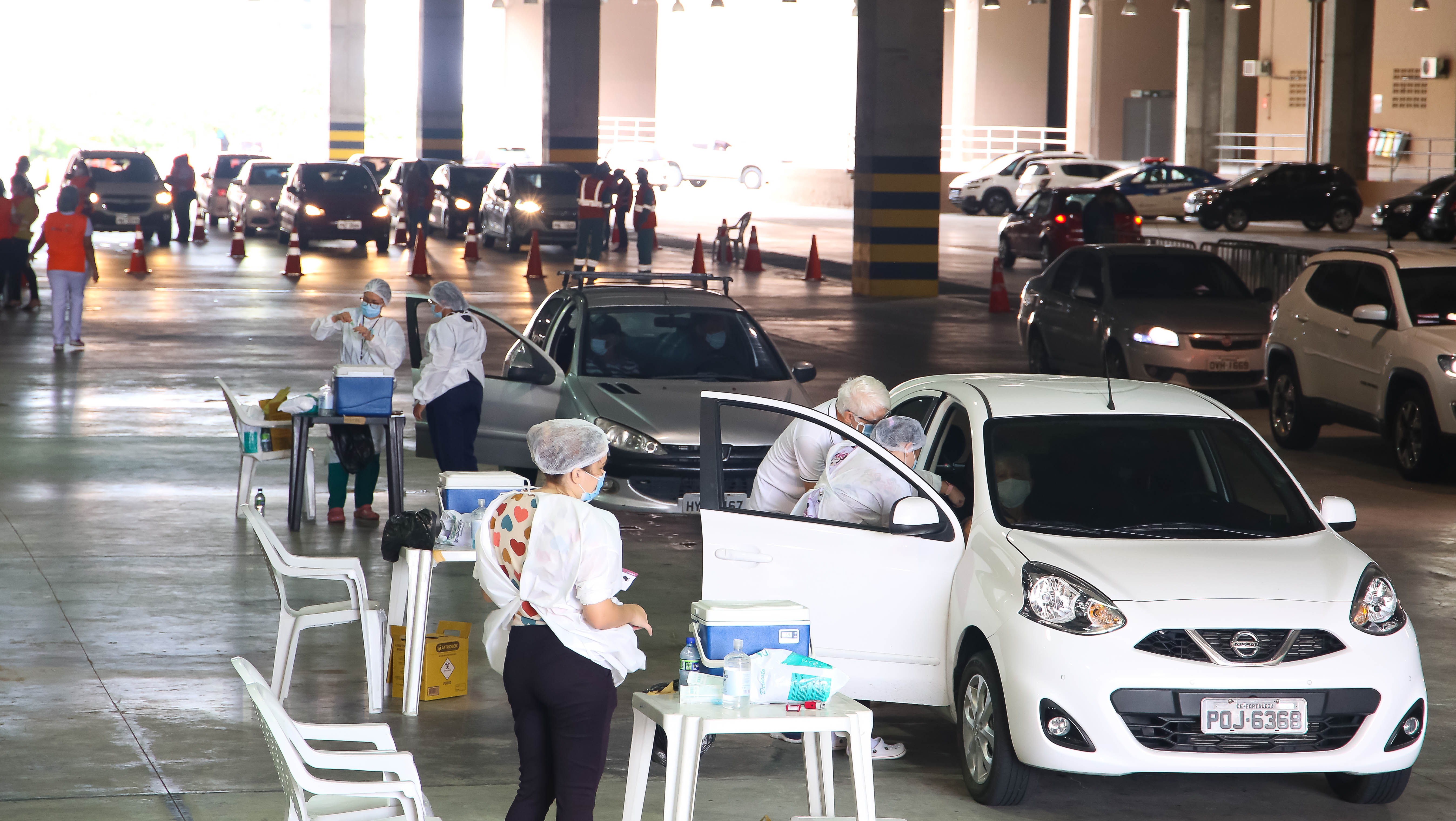 estacionamento do centro de eventos, mostrando os carros das pessoas que estão sendo vacinadas